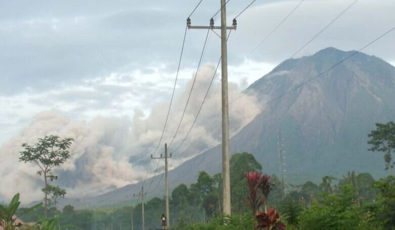 Gunung Semeru kembali luncurkan awan panas guguran sejauh 3 km Gunung Semeru kembali luncurkan awan panas guguran sejauh 3 km