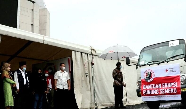 PMI kirimkan bantuan dan personel untuk pengungsi erupsi Semeru PMI kirimkan bantuan dan personel untuk pengungsi erupsi Semeru