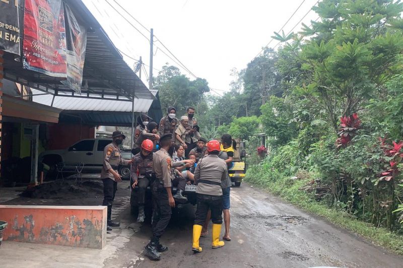 Anggota DPR minta Polri tambah personel bantu korban letusan Semeru