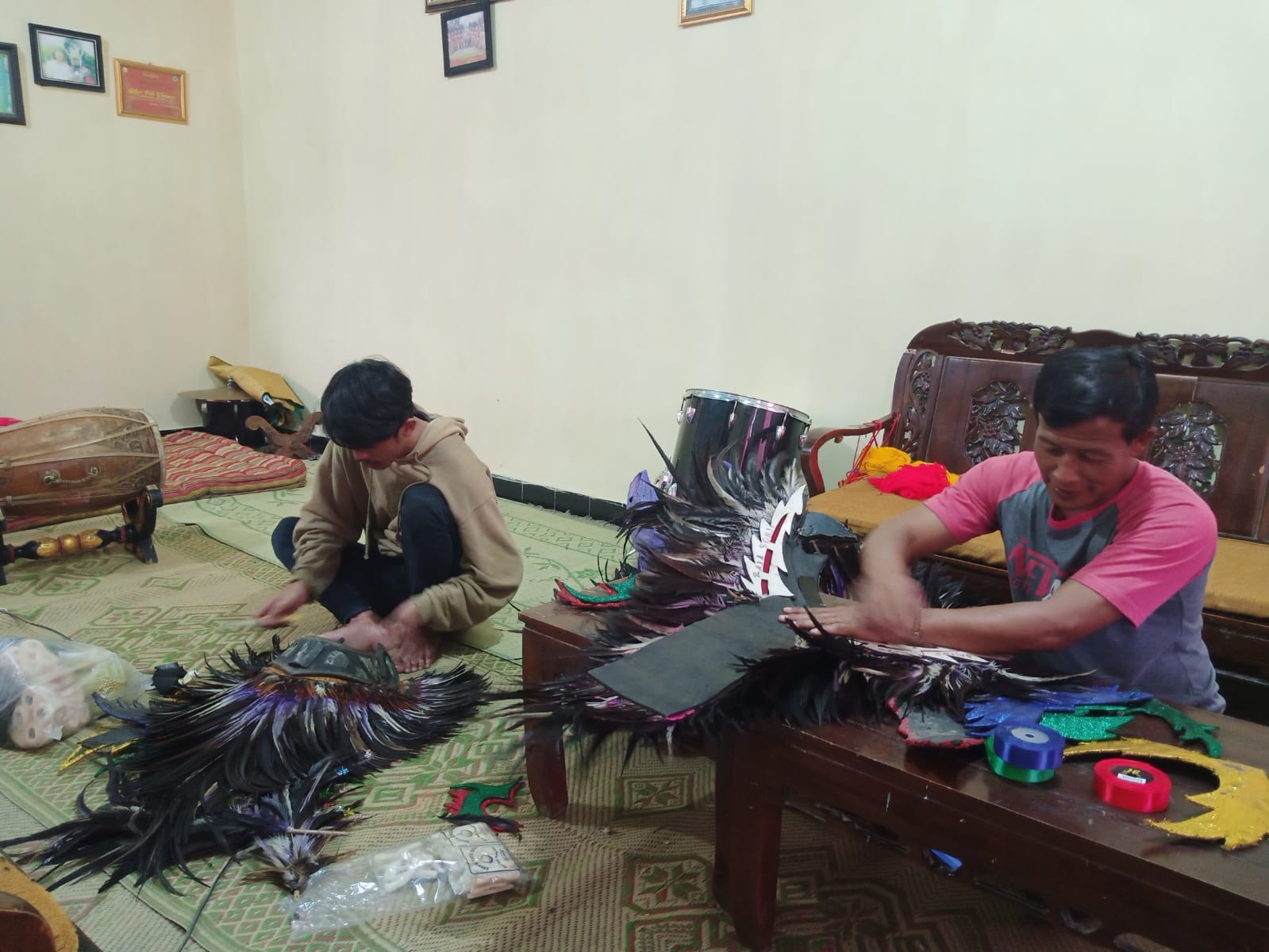 Terdampak pandemi, pesanan busana tari topeng ireng di lereng Merbabu turun drastis Terdampak pandemi, pesanan busana tari topeng ireng di lereng Merbabu turun drastis
