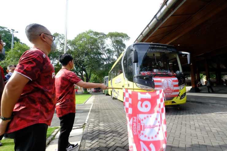Gibran berangkatkan 100 suporter Persis Solo uji coba penonton Liga 2