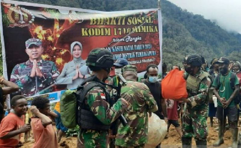 Kodim Mimika bagikan sembako Natal untuk warga