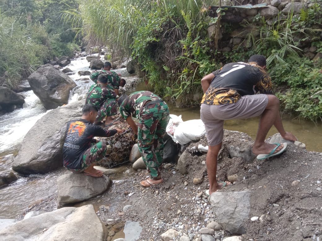 Bersama warga dan santri, Satgas Yonif RK 751/VJS perbaiki irigasi rusak akibat banjir Bersama warga dan santri, Satgas Yonif RK 751/VJS perbaiki irigasi rusak akibat banjir