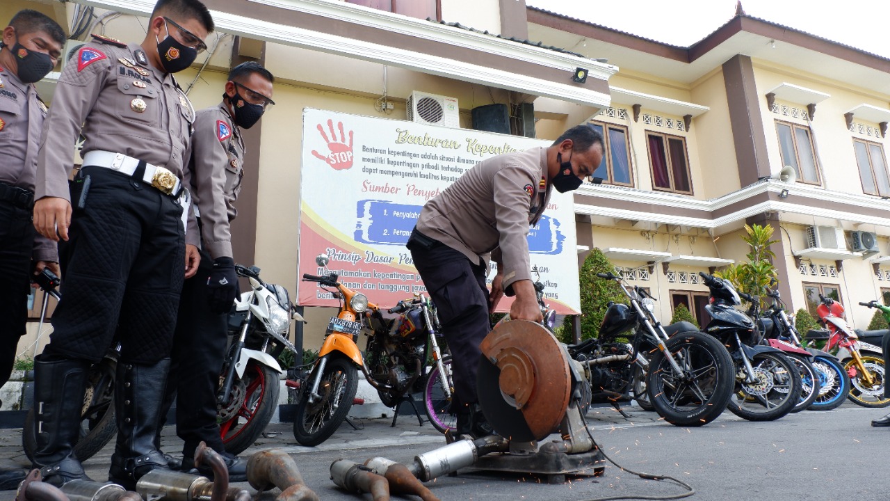 Gencarkan razia balap motor liar, 88 sepeda motor knalpot brong diamankan Gencarkan razia balap motor liar, 88 sepeda motor knalpot brong diamankan