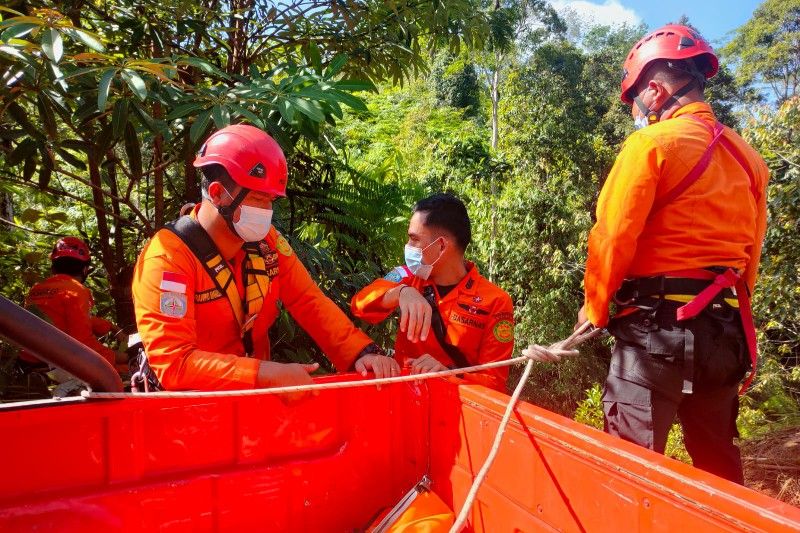 Tim SAR cari korban minibus masuk jurang di Pakpak Bharat Tim SAR cari korban minibus masuk jurang di Pakpak Bharat