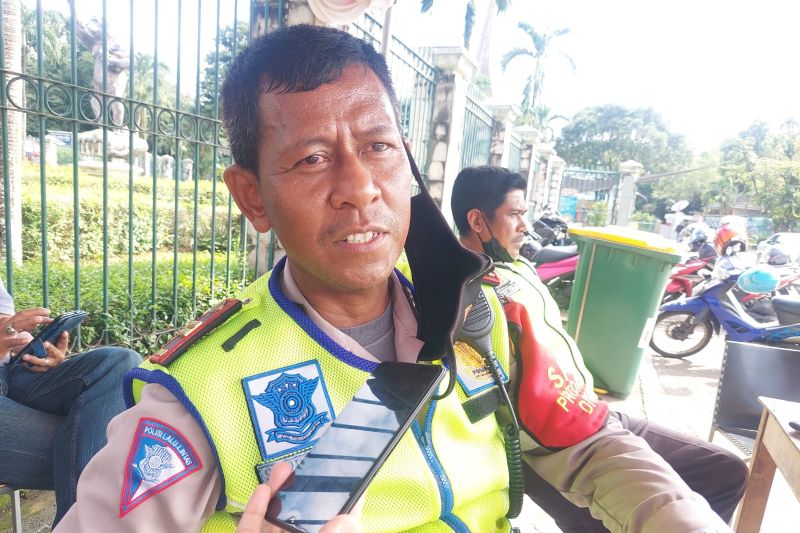 Polisi putar balik 53 kendaraan roda empat berplat ganjil di Ragunan