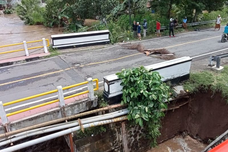 Jembatan penghubung Mataram ke objek wisata Senggigi nyaris ambruk Jembatan penghubung Mataram ke objek wisata Senggigi nyaris ambruk