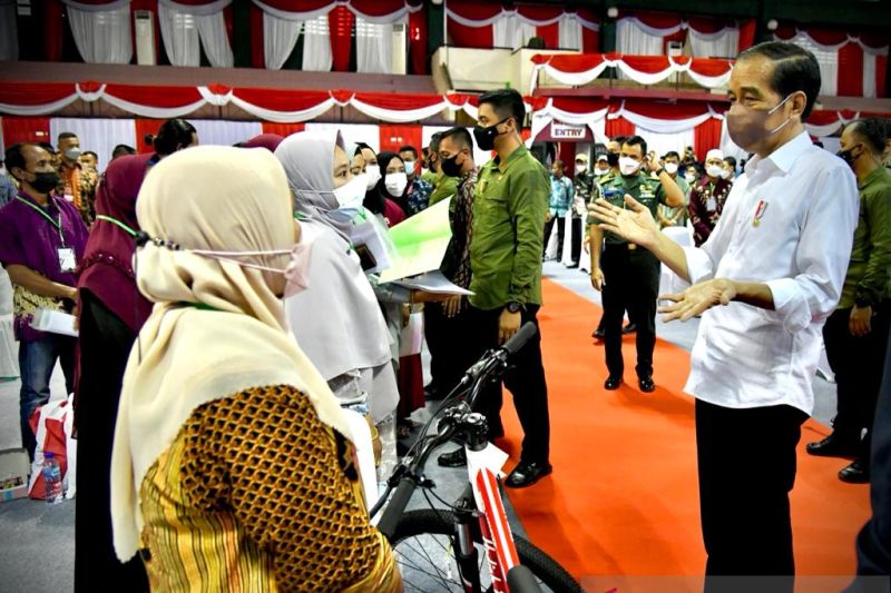 Presiden Joko Widodo kembali bagi-bagi sepeda Presiden Joko Widodo kembali bagi-bagi sepeda