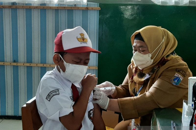 Sejumlah siswa SD menangis saat vaksinasi di Jaksel