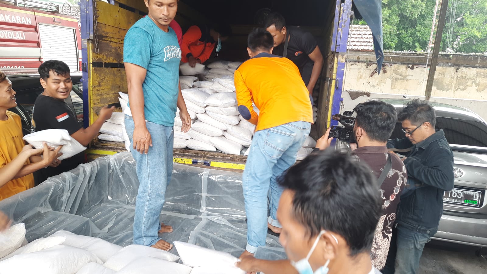 Peduli korban bencana Semeru, Pemkab Boyolali kirim 9 ton beras dan mobil tangki air bersih Peduli korban bencana Semeru, Pemkab Boyolali kirim 9 ton beras dan mobil tangki air bersih