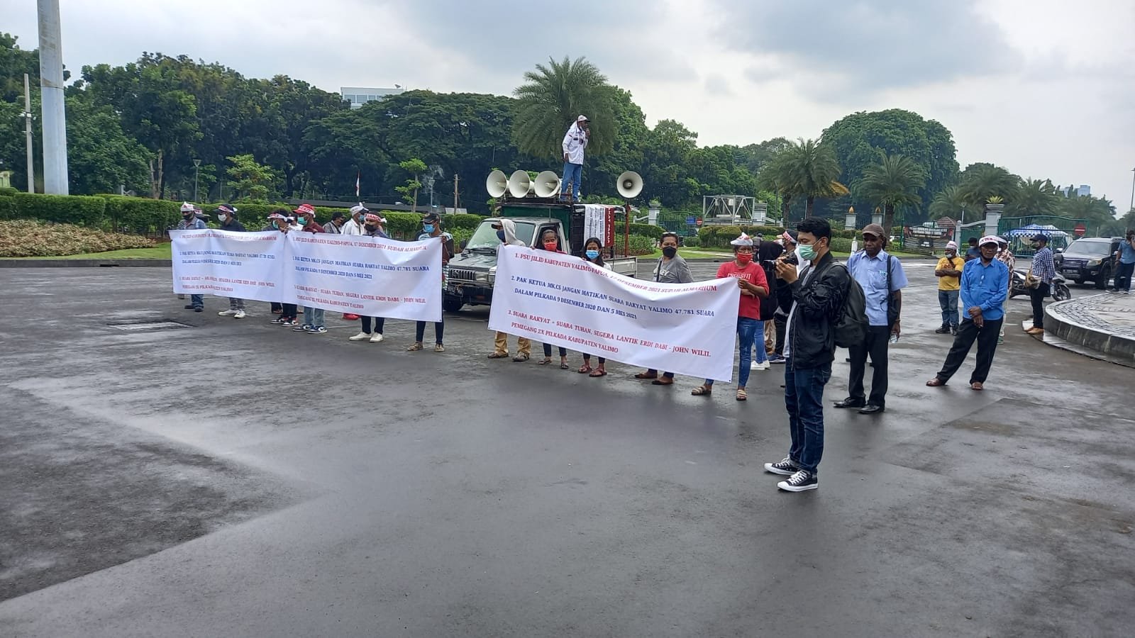 Masyarakat Papua gelar aksi tolak PSU dan dukung Erdi-John dilantik Masyarakat Papua gelar aksi tolak PSU dan dukung Erdi-John dilantik