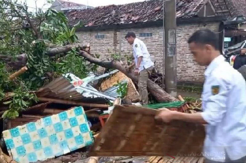 Angin kencang rusak ratusan rumah warga di Kabupaten Madiun Angin kencang rusak ratusan rumah warga di Kabupaten Madiun
