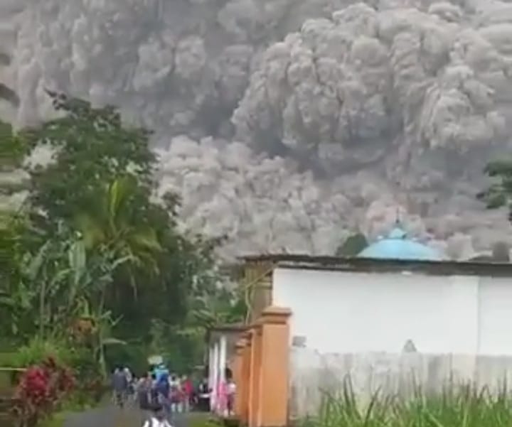 Gunung Semeru luncurkan panas guguran Gunung Semeru luncurkan panas guguran