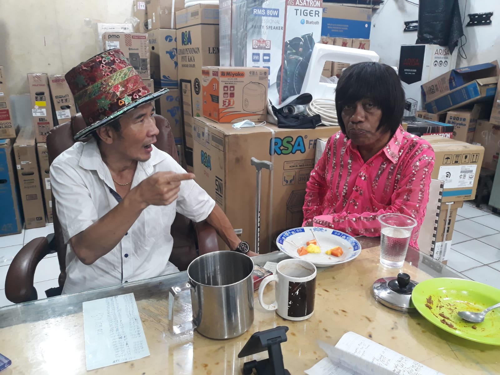 Ini kesibukan pesulap Pak Tarno saat order sepi Ini kesibukan pesulap Pak Tarno saat order sepi