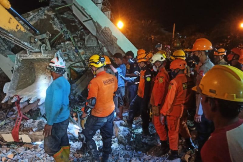 Jasad pekerja kedua yang tertimbun reruntuhan Masjid Suada Mamuju ditemukan Jasad pekerja kedua yang tertimbun reruntuhan Masjid Suada Mamuju ditemukan