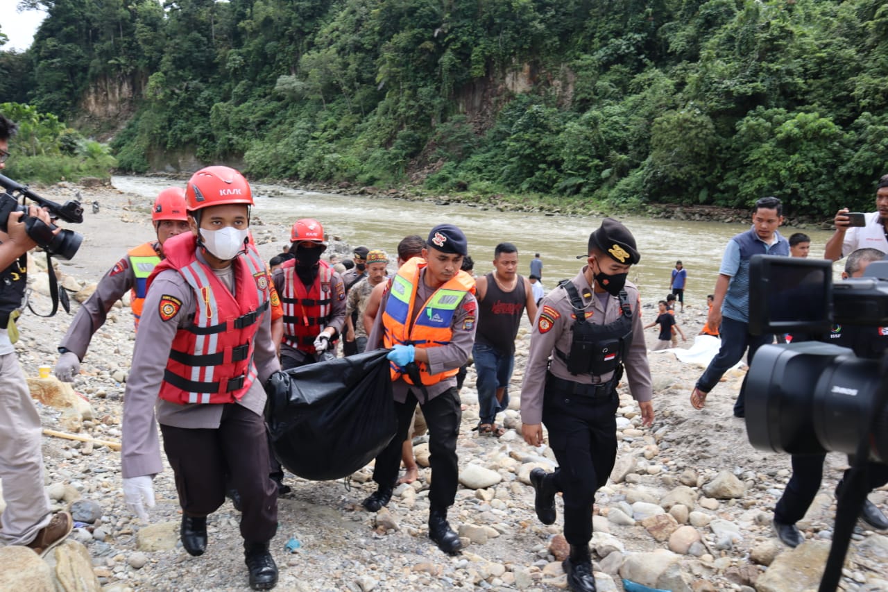 Empat korban laka lantas di Subulussalam dievakuasi, tiga masih dalam pencarian Empat korban laka lantas di Subulussalam dievakuasi, tiga masih dalam pencarian