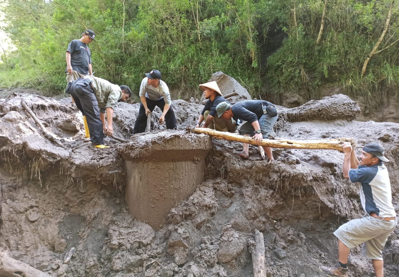 15 ribu warga KRB Merapi alami krisis air bersih pasca pipa putus diterjang lahar 15 ribu warga KRB Merapi alami krisis air bersih pasca pipa putus diterjang lahar