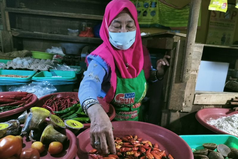 Pedagang di Slipi Jakbar keluhkan kenaikan harga cabai dan telur Pedagang di Slipi Jakbar keluhkan kenaikan harga cabai dan telur