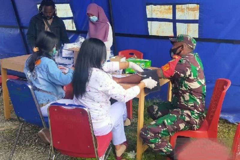 TNI dukung pelayanan tes HIV dan vaksinasi COVID-19 di Paniai TNI dukung pelayanan tes HIV dan vaksinasi COVID-19 di Paniai