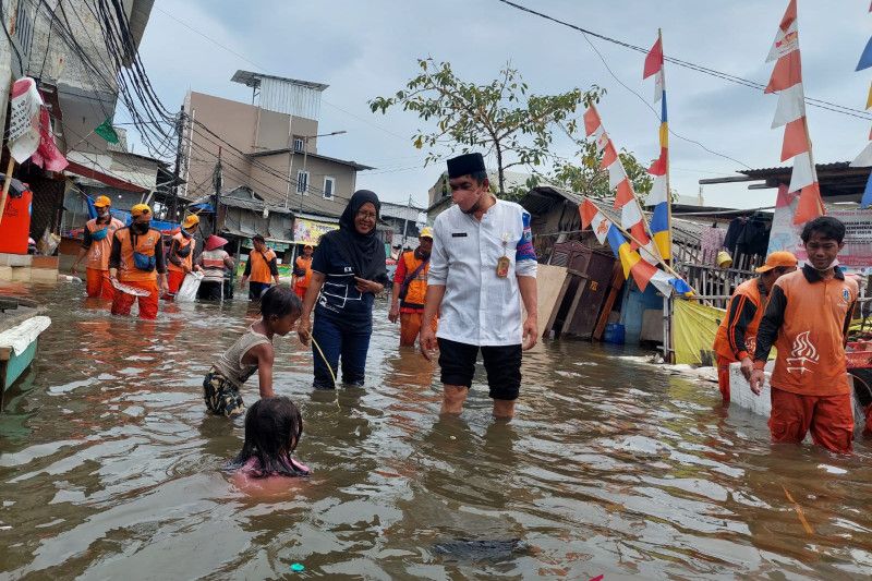 350 KK terdampak rob di Pelabuhan Muara Angke 350 KK terdampak rob di Pelabuhan Muara Angke