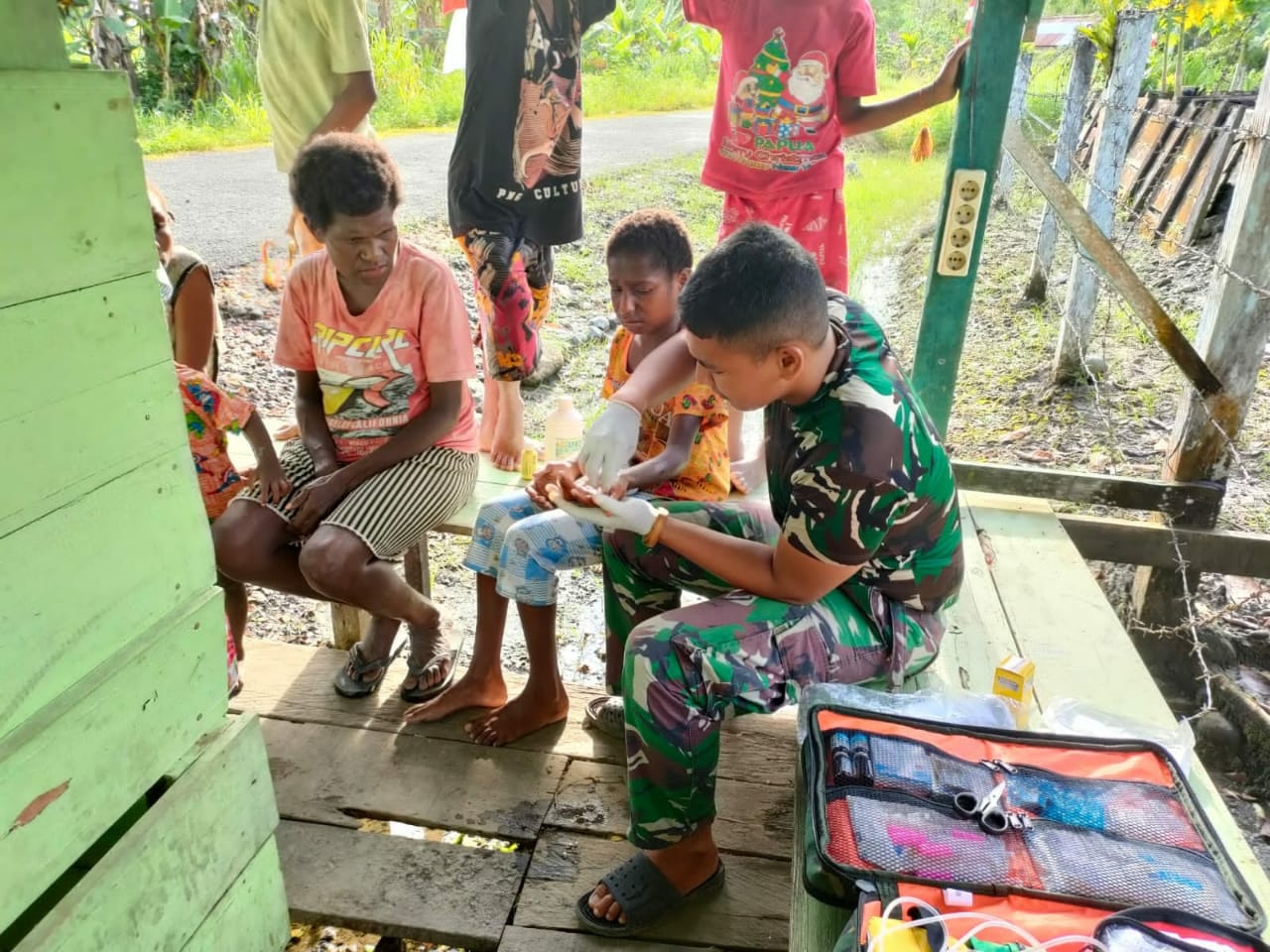 Satgas Pamtas TNI berikan pelayanan kesehatan warga perbatasan RI-PNG Satgas Pamtas TNI berikan pelayanan kesehatan warga perbatasan RI-PNG