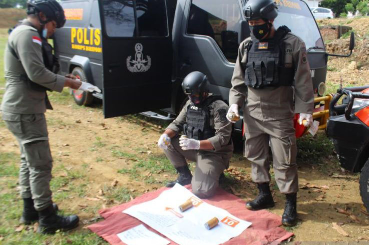 Satgas Madago Raya musnahkan 6 bom lontong milik DPO teroris Poso Satgas Madago Raya musnahkan 6 bom lontong milik DPO teroris Poso