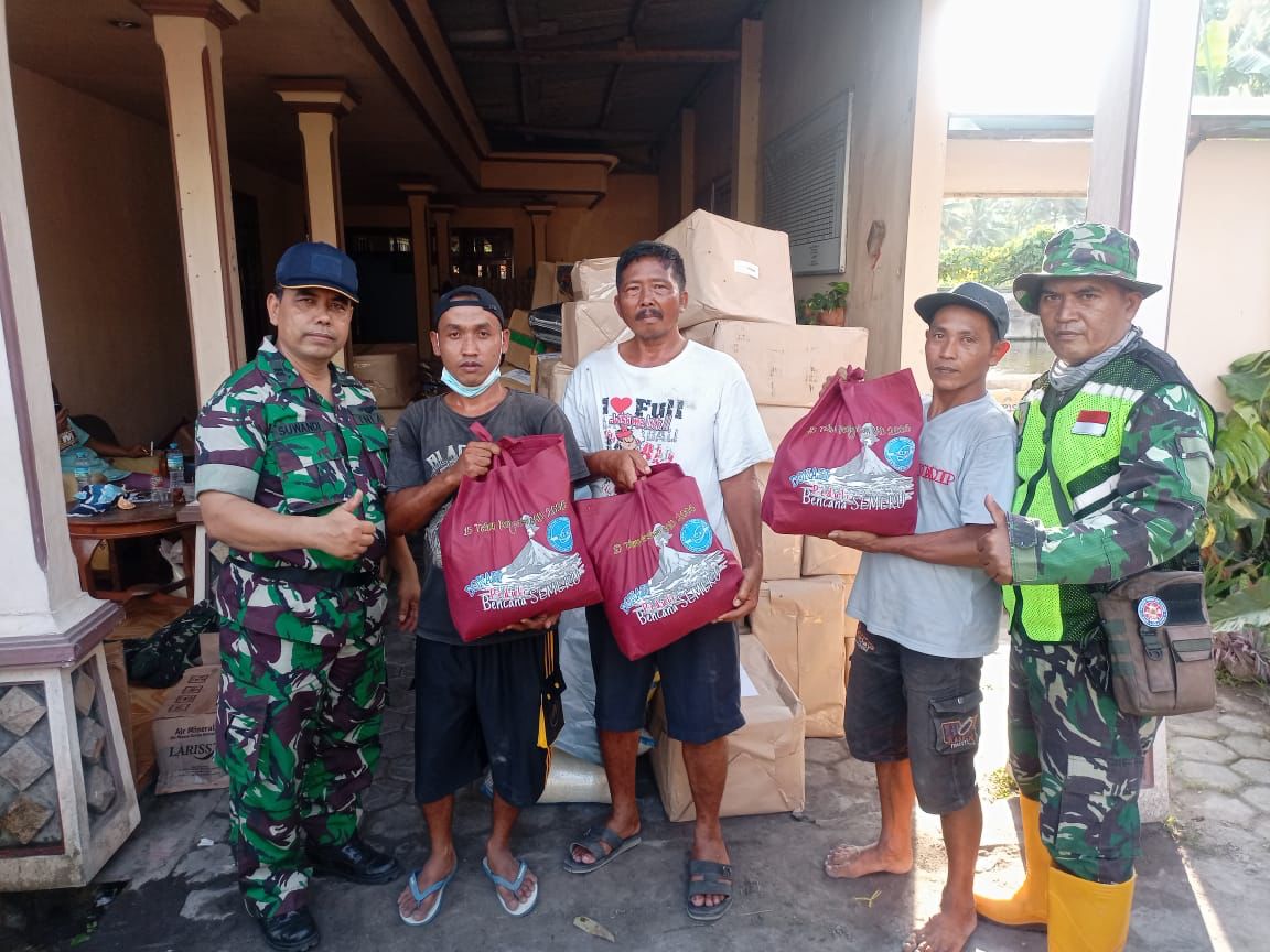 Alumni AAU 2006 berikan bantuan 5 ton sembako untuk korban erupsi Semeru Alumni AAU 2006 berikan bantuan 5 ton sembako untuk korban erupsi Semeru