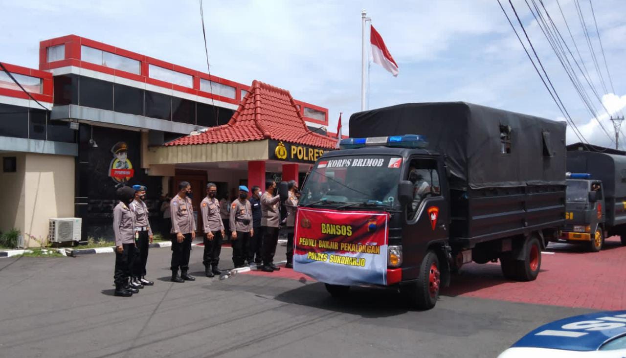 Polres Sukoharjo kirim empat truk bantuan untuk korban erupsi Semeru Polres Sukoharjo kirim empat truk bantuan untuk korban erupsi Semeru