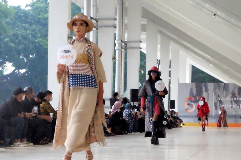 Prediksi tren fashion 2022: busana warna cerah hingga tenun Prediksi tren fashion 2022: busana warna cerah hingga tenun