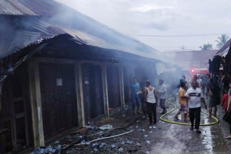 20 kios di Pasar Simpang Peuet Nagan Raya terbakar 20 kios di Pasar Simpang Peuet Nagan Raya terbakar