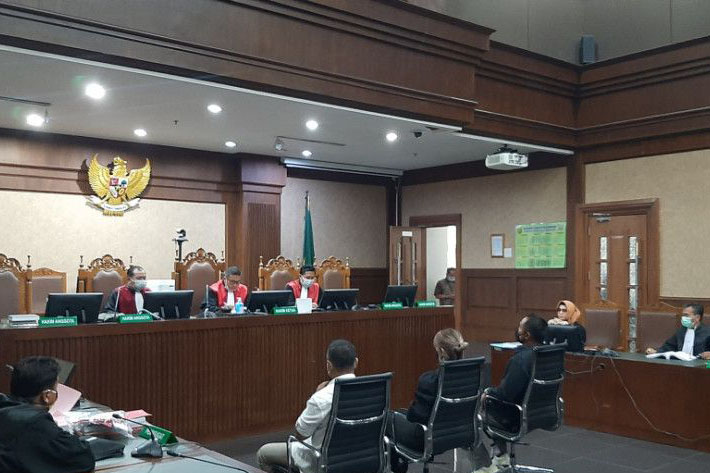 Hakim ingatkan Nia Ramadhani karena telat hadiri sidang