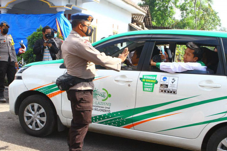 Personel Brimob sekat jalur lokasi terdampak letusan Semeru Personel Brimob sekat jalur lokasi terdampak letusan Semeru