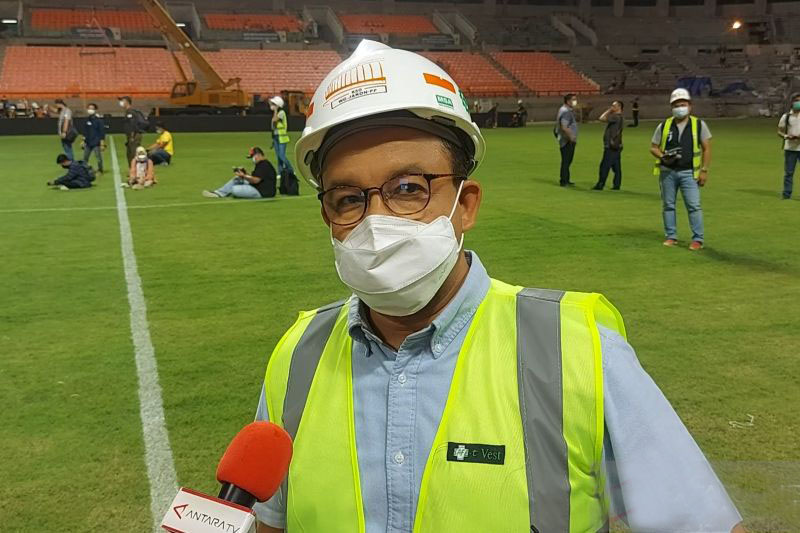 Anies sebut lampu penerangan JIS dapat samarkan bayangan di rumput