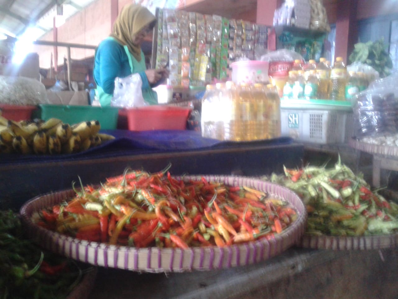 Jelang pergantian tahun harga telur dan cabai di Pasar Kopeng naik Jelang pergantian tahun harga telur dan cabai di Pasar Kopeng naik