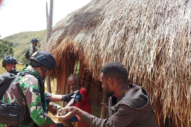 Satgas TNI Yonif 412 layani kesehatan gratis warga Lanny Jaya Papua