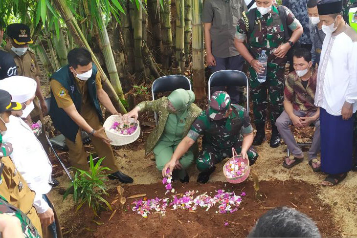 KSAD kunjungi rumah dan makam korban tabrakan di Nagreg