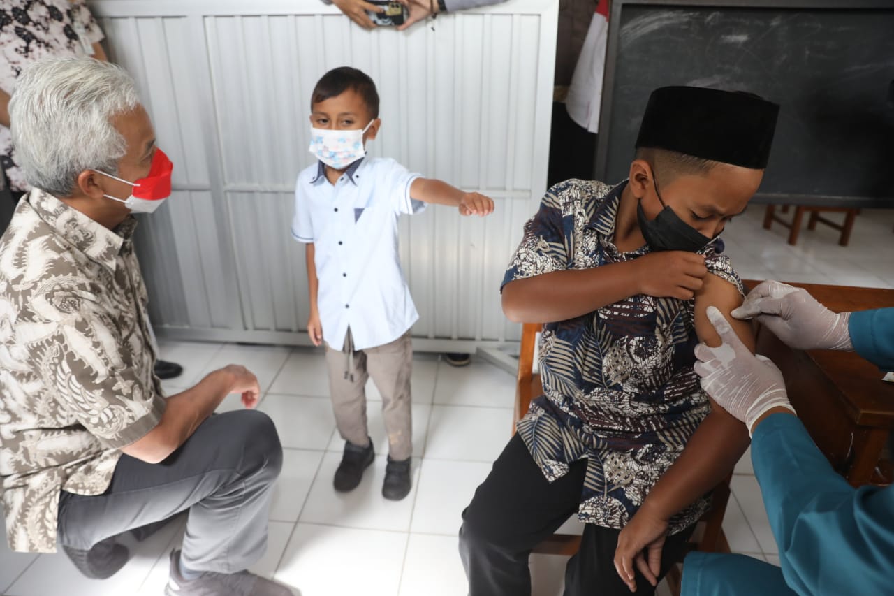 Besarkan nyali anak-anak, Gubernur Jateng Ganjar ajak <i>ngobrol</i> saat divaksin