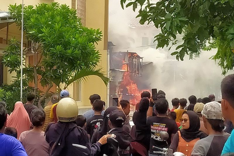 Tim Gulkarmat padamkan kebakaran di Rawabadak Jakarta Utara Tim Gulkarmat padamkan kebakaran di Rawabadak Jakarta Utara