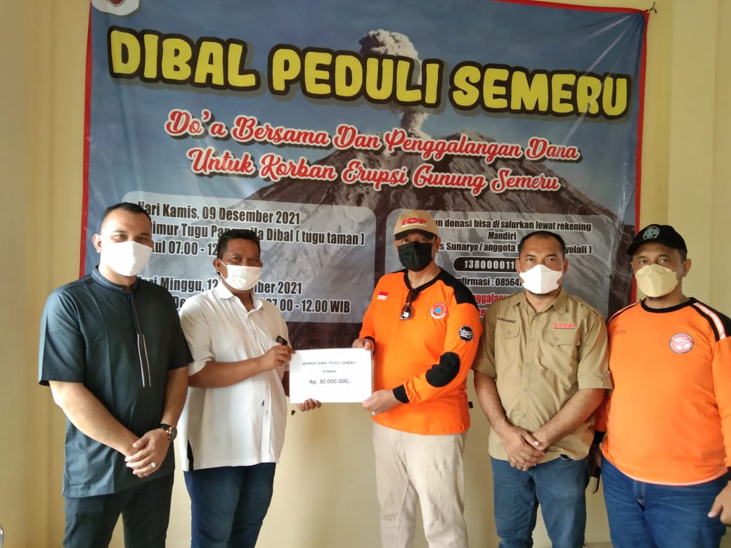 Warga Boyolali galang dana di pasar  tradisional untuk korban erupsi Semeru
