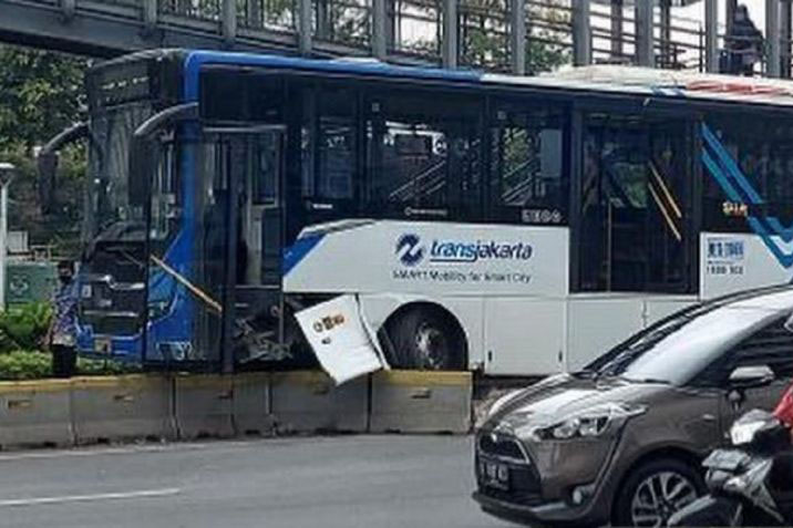 Bus TransJakarta kecelakaan di depan Ratu Plaza