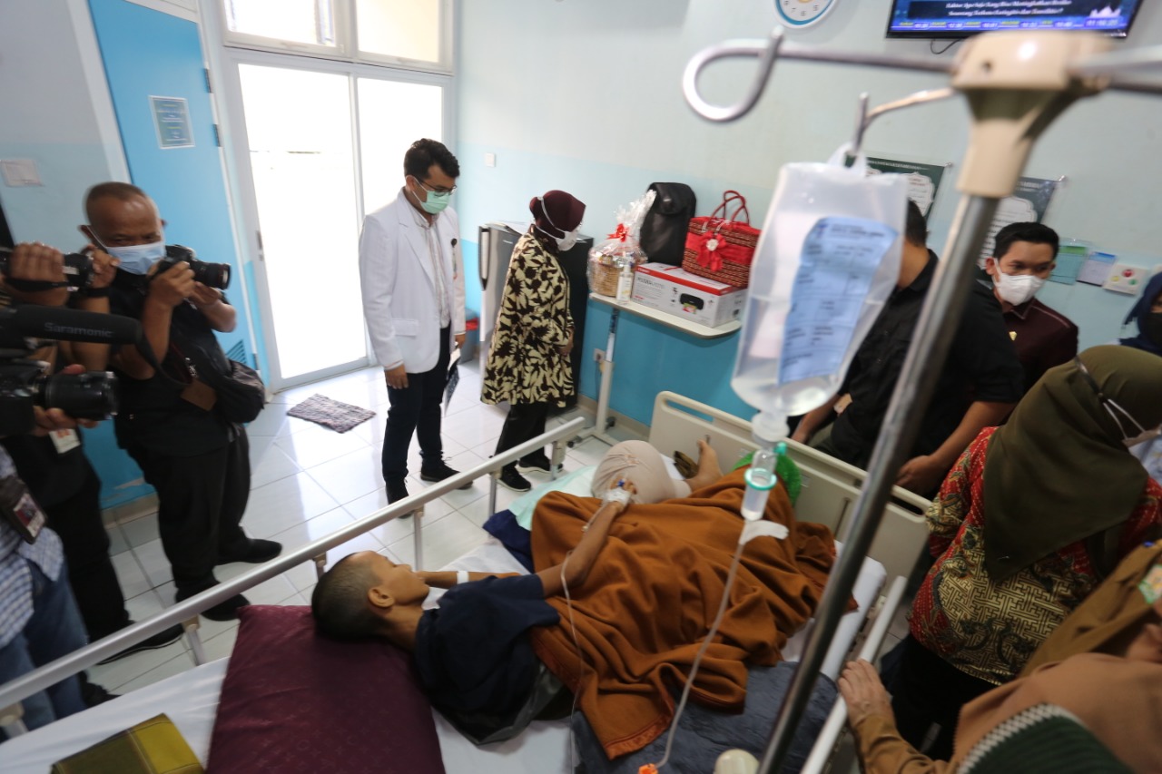  Mensos Risma jenguk pasien tumor tulang asal Simeulue di RSUZA
