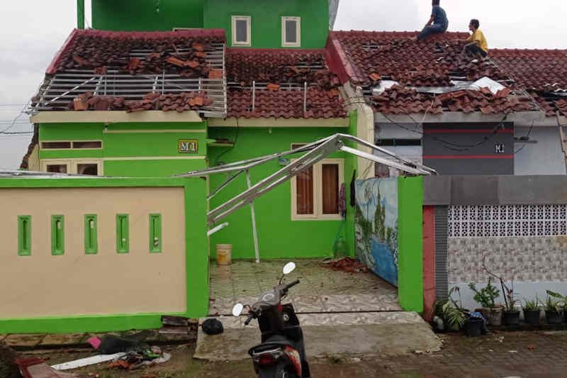46 rumah warga Cirebon rusak diterjang puting beliung 46 rumah warga Cirebon rusak diterjang puting beliung