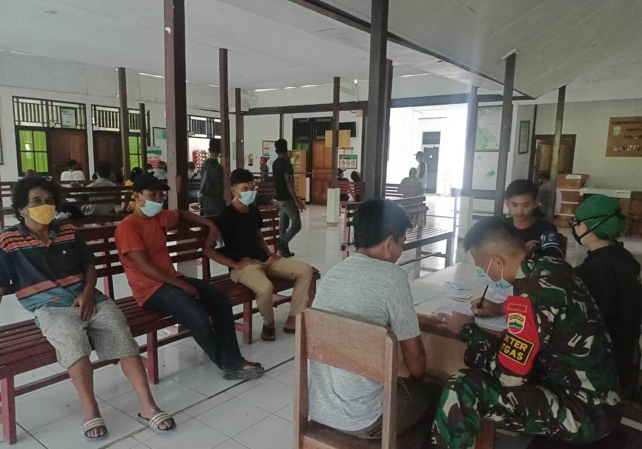 Prajurit Satgas Yonif 126/KC bantu vaksinasi massal di perbatasan