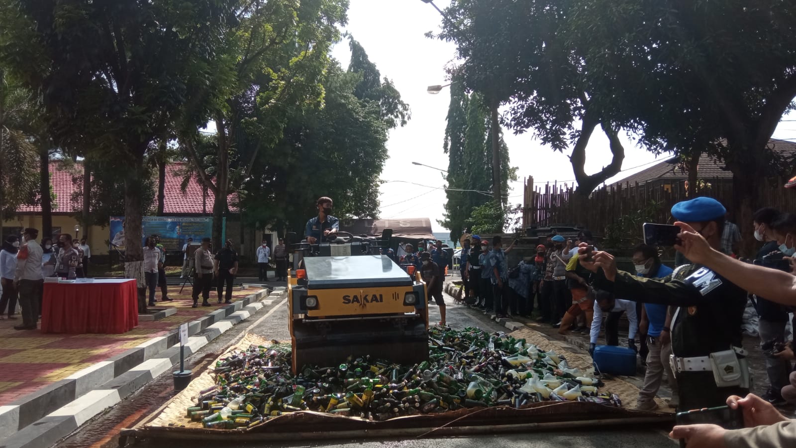 Polres Purwakarta musnahkan ratusan miras oplosan Polres Purwakarta musnahkan ratusan miras oplosan