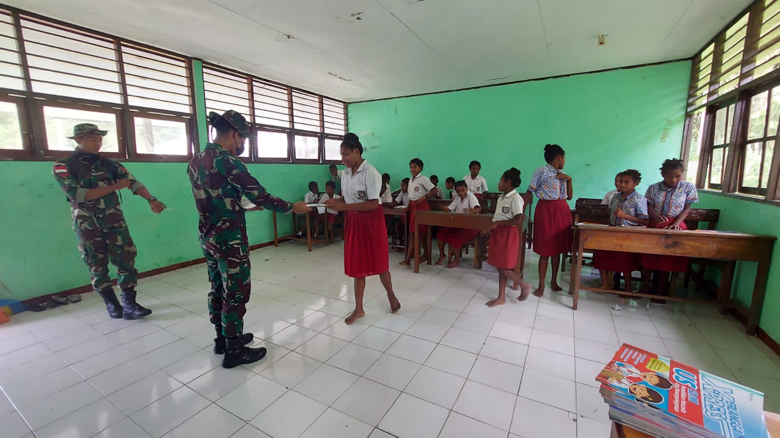 Ikut cerdaskan bangsa, Satgas Pamtas TNI jadi pengajar di perbatasan RI-PNG Ikut cerdaskan bangsa, Satgas Pamtas TNI jadi pengajar di perbatasan RI-PNG