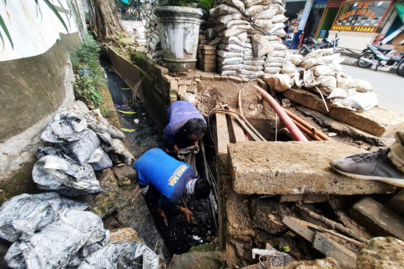 Suku Dinas SDA Jakarta Selatan keruk crossing saluran di Setiabudi