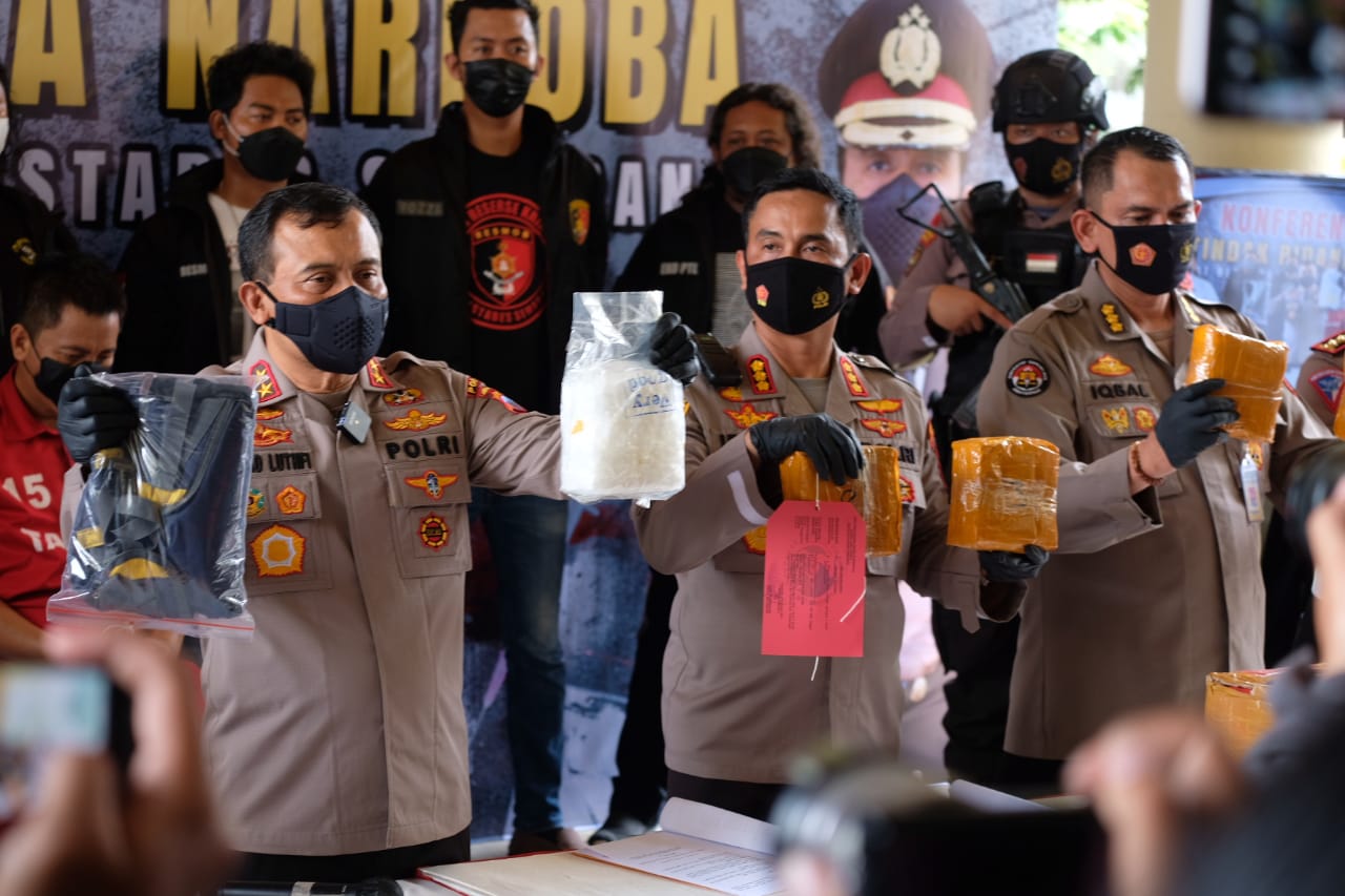 Polisi Semarang gagalkan pengiriman 8,4 kg sabu lewat kapal penumpang Polisi Semarang gagalkan pengiriman 8,4 kg sabu lewat kapal penumpang