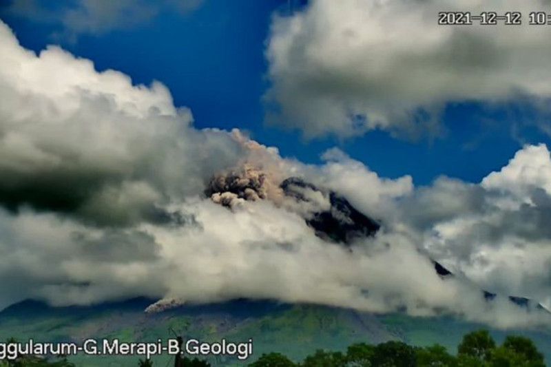 Gunung Merapi luncurkan awan panas guguran sejauh 2.000 meter ke barat Gunung Merapi luncurkan awan panas guguran sejauh 2.000 meter ke barat