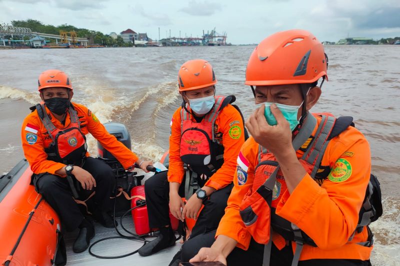 Petugas SAR cari dua korban kecelakaan kapal cepat di Sungai Kapuas Petugas SAR cari dua korban kecelakaan kapal cepat di Sungai Kapuas