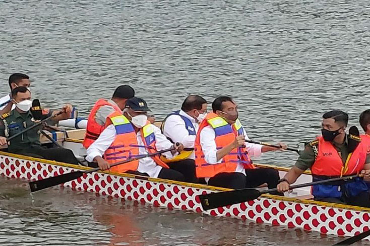 Presiden mendayung perahu naga di Bendungan Ladongi Sultra